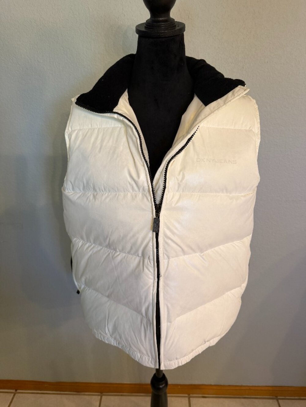 DKNY Jeans White Down Puffer Vest Black Trim Women’s Large